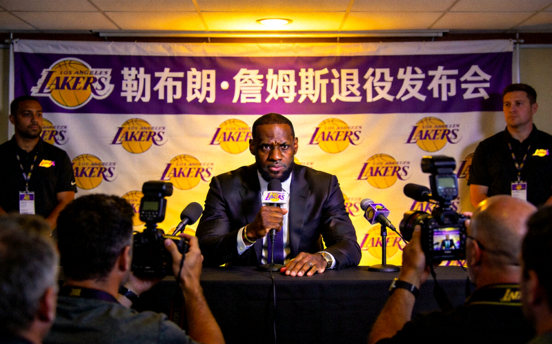 NBA球星勒布朗·詹姆斯宣布退役，新闻发布会
